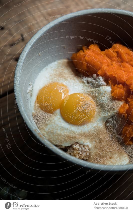 Zutaten für Kürbiskuchen mischen Bestandteil Pasteten Koch Tisch rustikal Schalen & Schüsseln Püree Sahne Mehl Ei Küche Lebensmittel Teig Nutzholz Gebäck Speise