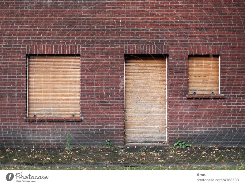 Dichtung & Wahrheit haus eingang fenbster verschlossen rolladen zu geschlossen dicht verwaist unbewohnt mauer backstein backsteinmauer backsteinhaus Bürgersteig