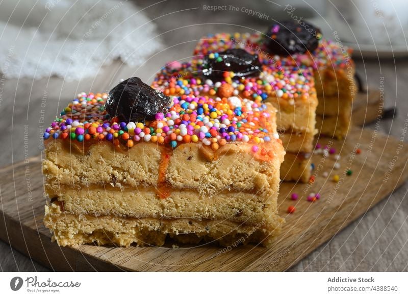 Leckerer Kuchen mit Nougat und Pflaume auf dem Teller Turron de dona pepa Dessert Dragees lecker süß Leckerbissen dienen geschmackvoll Lebensmittel Tradition