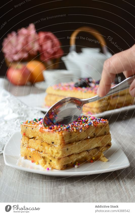 Crop Person essen leckeren Kuchen auf dem Tisch serviert Turron de dona pepa Dessert Leckerbissen Nougat dienen süß Dragees Dekoration & Verzierung Garnierung