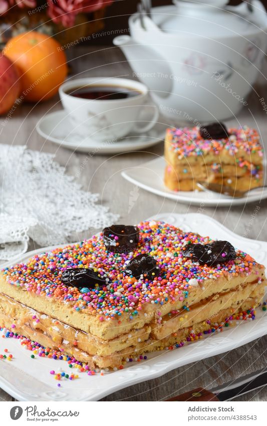 Leckerer Kuchen mit Nougat und Pflaume auf dem Teller Turron de dona pepa Dessert Dragees lecker süß Leckerbissen dienen geschmackvoll Lebensmittel Tradition