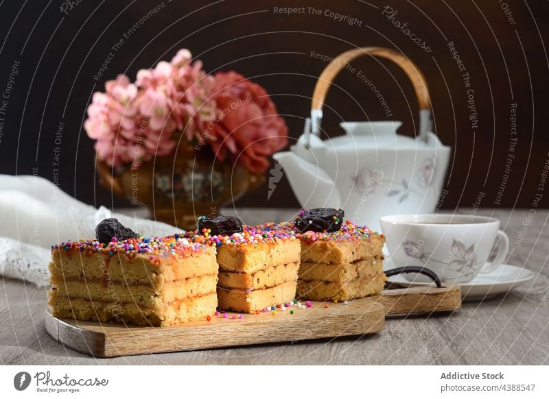 Leckerer Kuchen mit Nougat und Pflaume auf dem Teller Turron de dona pepa Dessert Dragees lecker süß Leckerbissen dienen geschmackvoll Lebensmittel Tradition