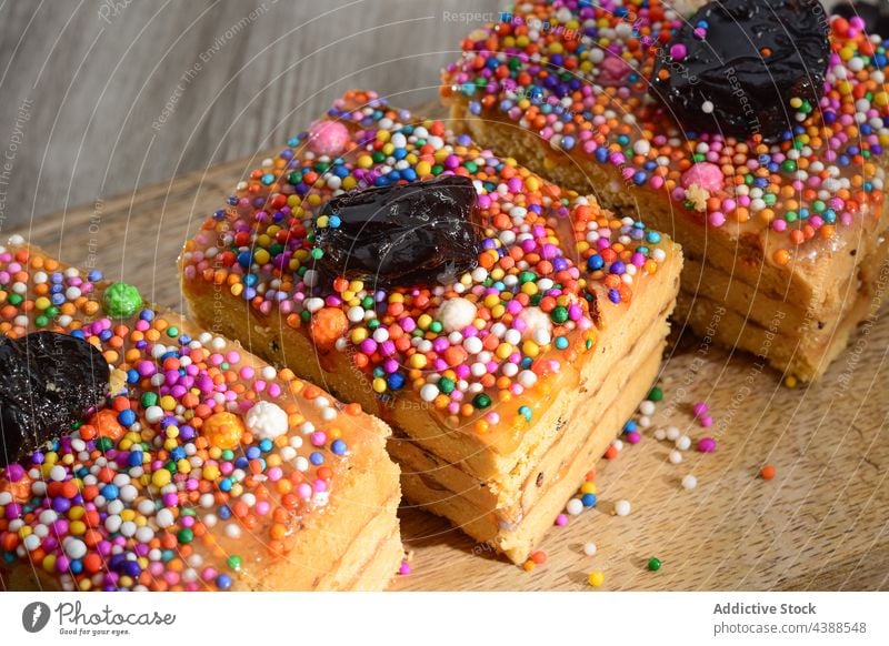 Appetitliche Torten mit Dragees und Pflaumen auf dem Tisch Turron de dona pepa Nougat Kuchen Dessert Leckerbissen süß Dekoration & Verzierung Garnierung lecker