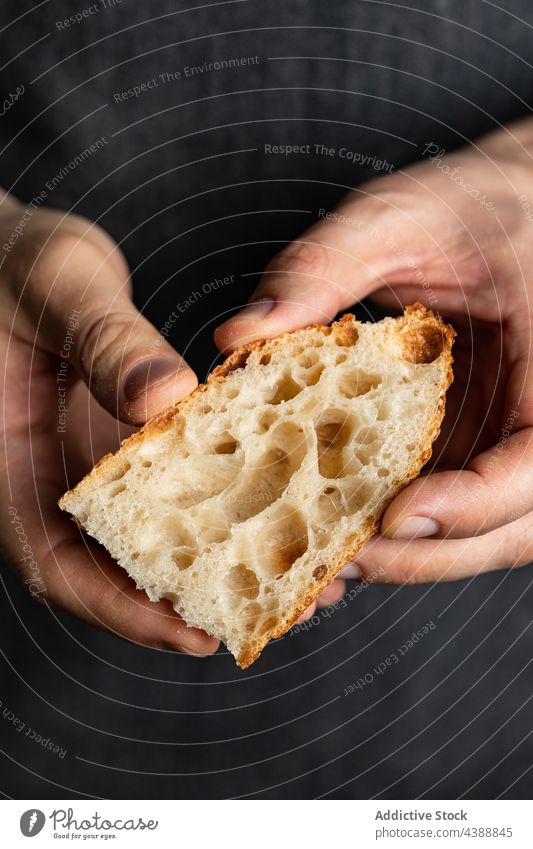 Crop Cook mit einem Stück Baguette Brot Spielfigur Koch frisch gebacken Küchenchef lecker selbstgemacht Tradition Bäckerei geschmackvoll kulinarisch Rezept