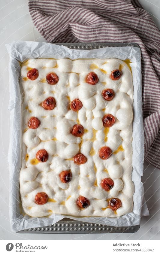 Leckere Focaccia mit sonnengetrockneten Tomaten Garnierung Koch vorbereiten roh Teigwaren Prozess Brot Tradition Backpapier Speise selbstgemacht Küche