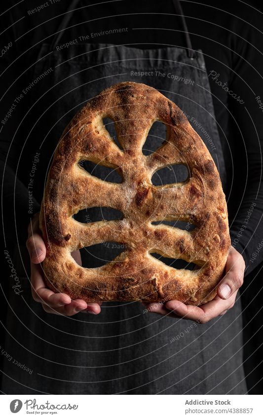 Männlicher Koch mit frischer Fougasse fougasse Brot gebacken lecker Mann Tradition Bäckerei selbstgemacht männlich Küchenchef Brotlaib geschmackvoll