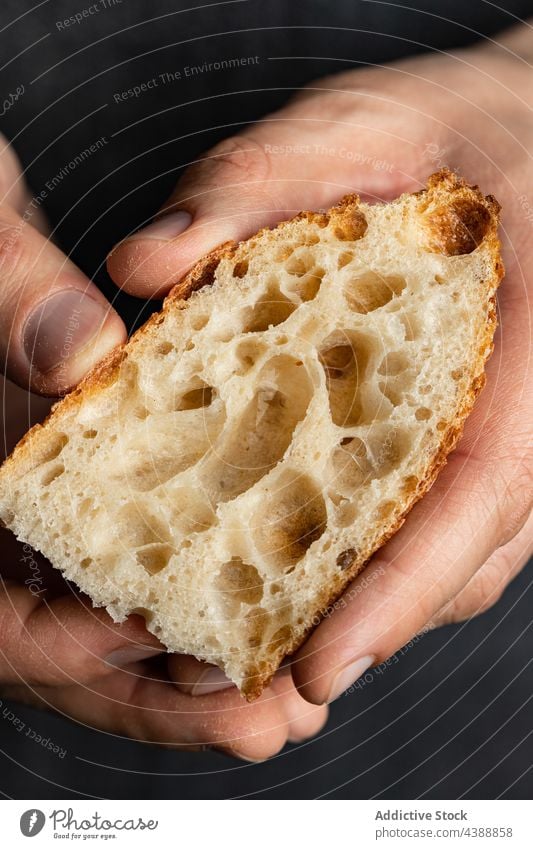 Crop Cook mit einem Stück Baguette Brot Spielfigur Koch frisch gebacken Küchenchef lecker selbstgemacht Tradition Bäckerei geschmackvoll kulinarisch Rezept