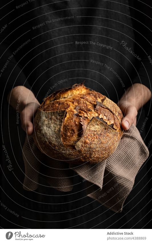 Getreidekoch mit Brotlaib in der Hand Baguette Spielfigur Koch frisch gebacken Küchenchef lecker selbstgemacht Tradition Bäckerei geschmackvoll kulinarisch