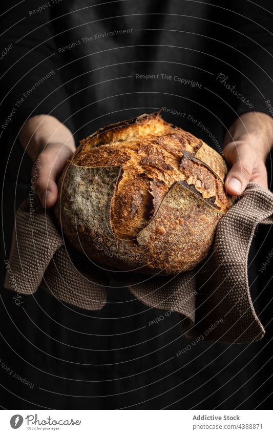 Getreidekoch mit Brotlaib in der Hand Baguette Spielfigur Koch frisch gebacken Küchenchef lecker selbstgemacht Tradition Bäckerei geschmackvoll kulinarisch