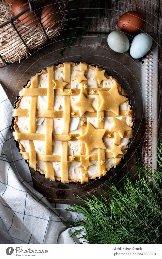 Appetitlicher ungebackener Sterne-Quiche-Kuchen Pasteten Ei Lebensmittel Gebäck selbstgemacht Küche Mehl traditionell Bestandteil Bäckerei frisch lecker süß