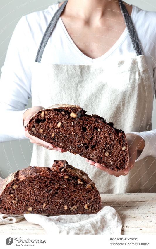 Hände mit frisch gebackenem Sauerteigbrot Hand Brot Lebensmittel Roggen Gesundheit organisch Hälfte Korn Frau Bäcker lecker traditionell weich Mehl