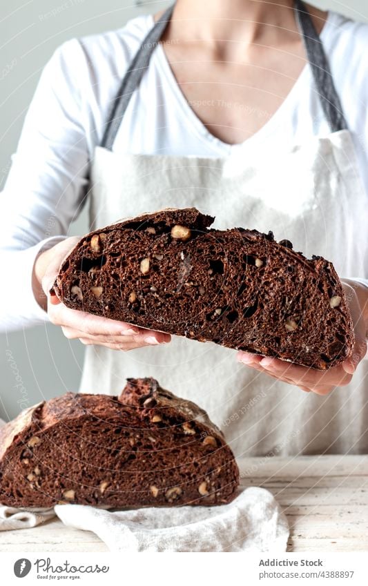 Hände mit frisch gebackenem Sauerteigbrot Hand Brot Lebensmittel Roggen Gesundheit organisch Hälfte Korn Frau Bäcker lecker traditionell weich Mehl