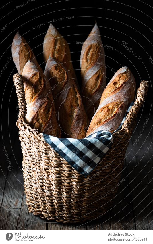 Frisch gebackene Baguettes im Korb Brot frisch Lebensmittel Französisch Weizen Gesundheit Bäckerei Korn organisch lecker traditionell Mehl Roggen geschmackvoll