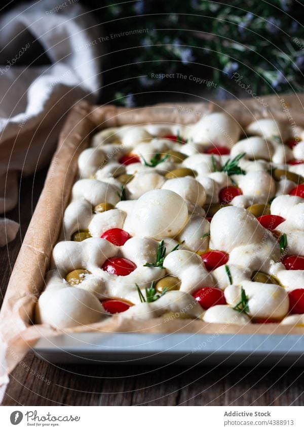 Leckere Focaccia mit sonnengetrockneten Tomaten Garnierung Koch vorbereiten roh Teigwaren Prozess Brot Tradition Backpapier Speise selbstgemacht Küche