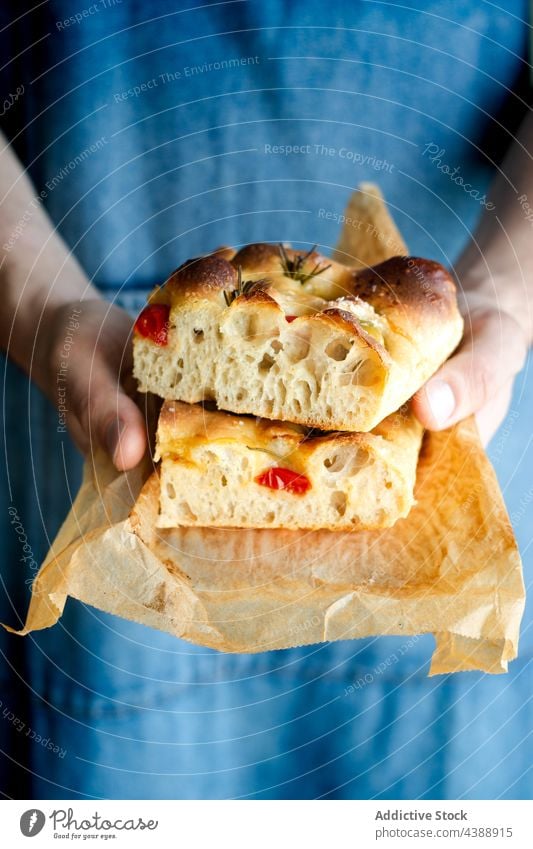 Hände halten Focaccia-Scheiben gebacken Tomate Lebensmittel selbstgemacht traditionell Italienisch Rosmarin Portion frisch Brot Feinschmecker Gemüse Vegetarier