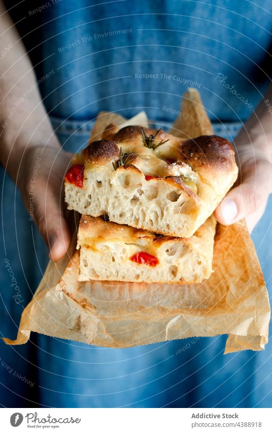 Hände halten Focaccia-Scheiben gebacken Tomate Lebensmittel selbstgemacht traditionell Italienisch Rosmarin Portion frisch Brot Feinschmecker Gemüse Vegetarier