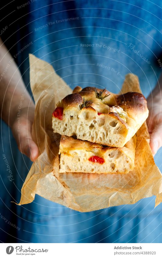 Hände halten Focaccia-Scheiben gebacken Tomate Lebensmittel selbstgemacht traditionell Italienisch Rosmarin Portion frisch Brot Feinschmecker Gemüse Vegetarier