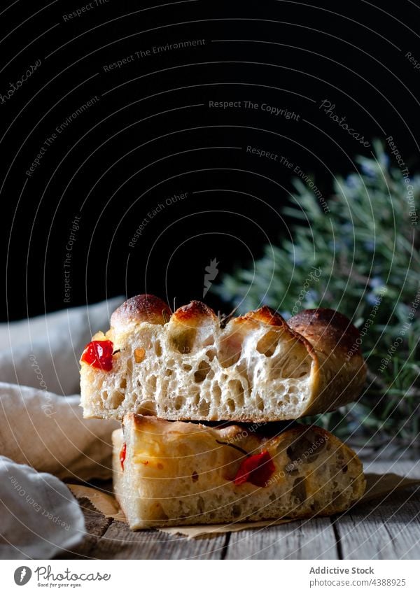 Nahaufnahme eines Stücks frischer Tomaten-Focaccia mit Rosmarin gebacken Lebensmittel selbstgemacht traditionell Italienisch Portion Brot Feinschmecker Gemüse