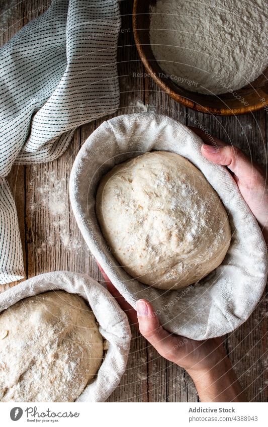 Frau hält einen Laib Sauerteigbrot in den Händen Brot gebacken frisch Lebensmittel Roggen Gesundheit organisch Korn lecker traditionell selbstgemacht weich Mehl