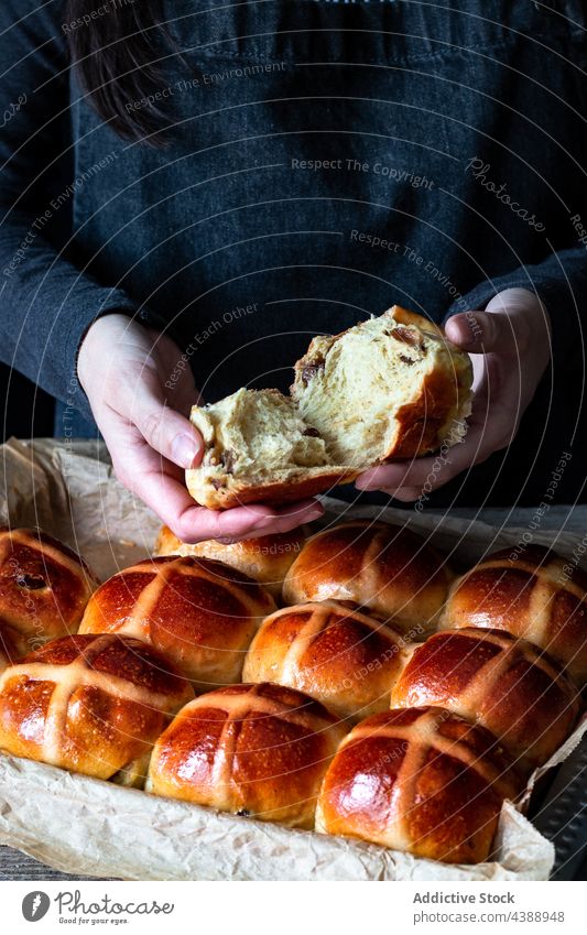 Frau öffnet Brötchen Glasur frisch Hauch heiße Querbrötchen Backblech Lebensmittel Weizen gebacken weich Korn Mehl Bäcker Bäckerei Müsli organisch Frühstück