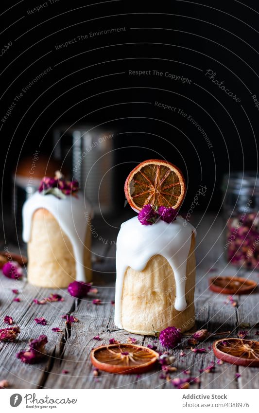 Frisch gebackene Kulichs kulich Glasur Lebensmittel Feier lecker frisch Ostern selbstgemacht Kultur süß Brot Kuchen Dessert geschmackvoll Gebäck Zuckerguß