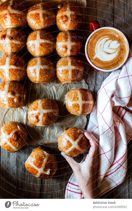 Frisch gebackene Sauerteigbrötchen (Hot Cross Buns) Brötchen Kaffee Hand frisch heiß Lebensmittel heiße Querbrötchen Glasur Hauch Weizen weich Korn Mehl