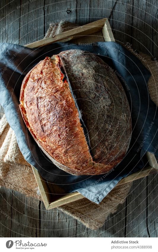 Hausgemachtes Sauerteigbrot in Holzkiste Brotlaib gebacken frisch Lebensmittel Roggen Gesundheit organisch Korn lecker traditionell selbstgemacht weich Mehl