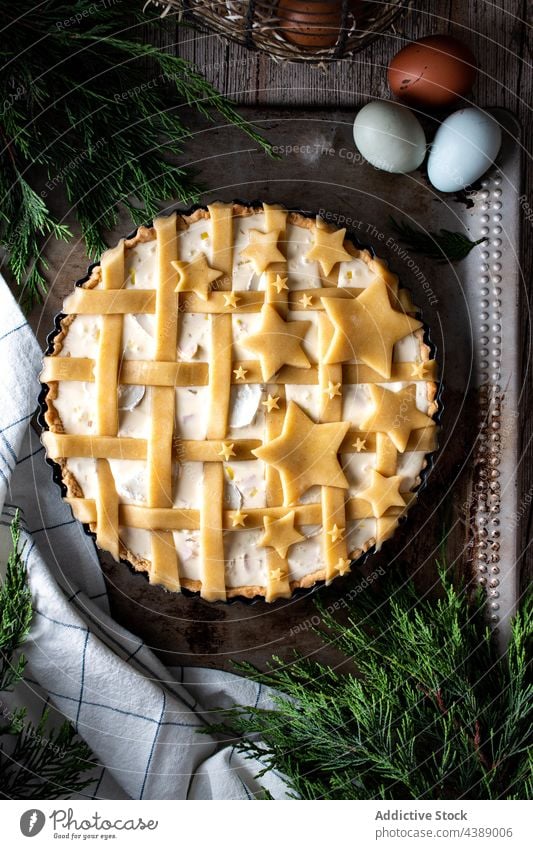 Appetitlicher ungebackener Sterne-Quiche-Kuchen Pasteten Ei Lebensmittel Gebäck selbstgemacht Küche Mehl traditionell Bestandteil Bäckerei frisch lecker süß