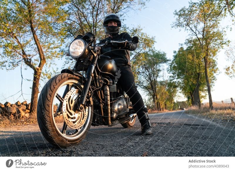 Biker fährt Motorrad auf dem Land Fahrrad Straße Schutzhelm Rad Laufwerk Fahrzeug Mitfahrgelegenheit aktiv Adrenalin Abenteuer Asphalt Herbst schwarz Unschärfe