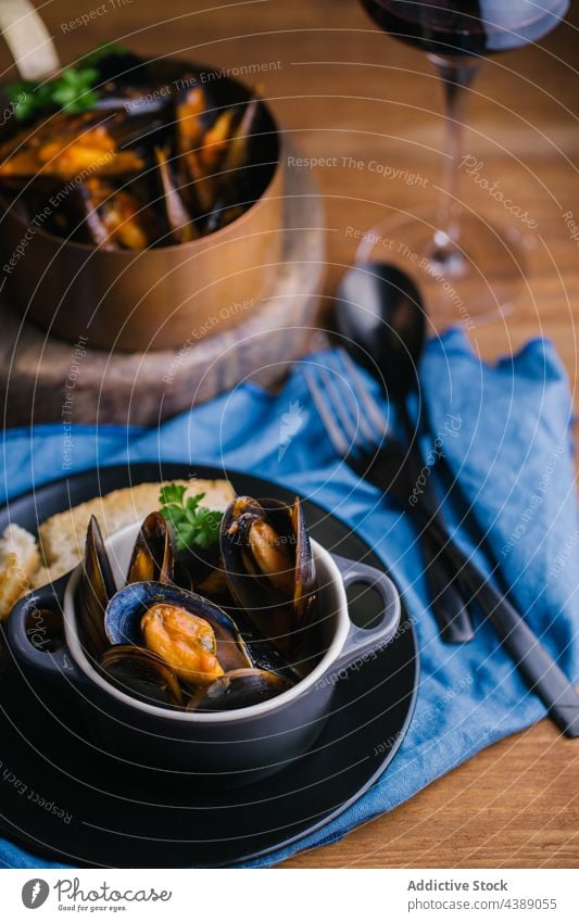 Gedämpfte Muscheln Kochtopf Küchenkräuter Essen zubereiten Weichtier Meeresfrüchte Mittagessen Feinschmecker Miesmuschel Lebensmittel Speise Krebstier Mahlzeit