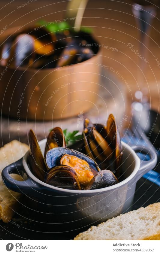 Gedämpfte Muscheln Kochtopf Küchenkräuter Essen zubereiten Weichtier Meeresfrüchte Mittagessen Feinschmecker Miesmuschel Lebensmittel Speise Krebstier Mahlzeit