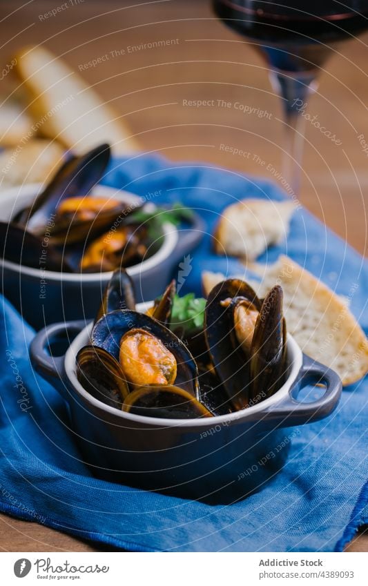 Gedämpfte Muscheln Kochtopf Küchenkräuter Essen zubereiten Weichtier Meeresfrüchte Mittagessen Feinschmecker Miesmuschel Lebensmittel Speise Krebstier Mahlzeit