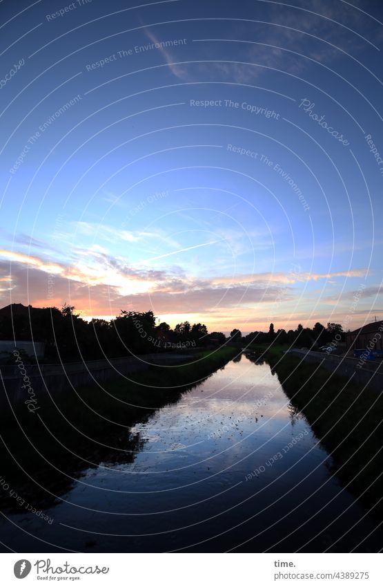 Abendhimmel mit Fluss fluss abend abendhimmel natur Gegenlicht romantik horizont wolken stimmung Atmosphäre leuchten spiegeln reflektieren fernweh Sehnsucht