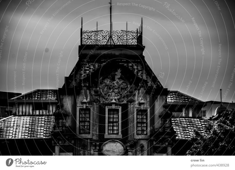 alt Stadtrand Altstadt Burg oder Schloss Architektur Fenster Dach Sehenswürdigkeit bauen Denken exotisch schwarz Stimmung Schwarzweißfoto Tag