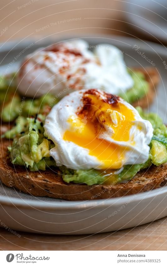 Toast und pochierte Eier Zuprosten Avocado Vegetarier Gesundheit Lebensmittel Eigelb Belegtes Brot Frühstück lecker pochiertes Ei auf Toast geschmackvoll