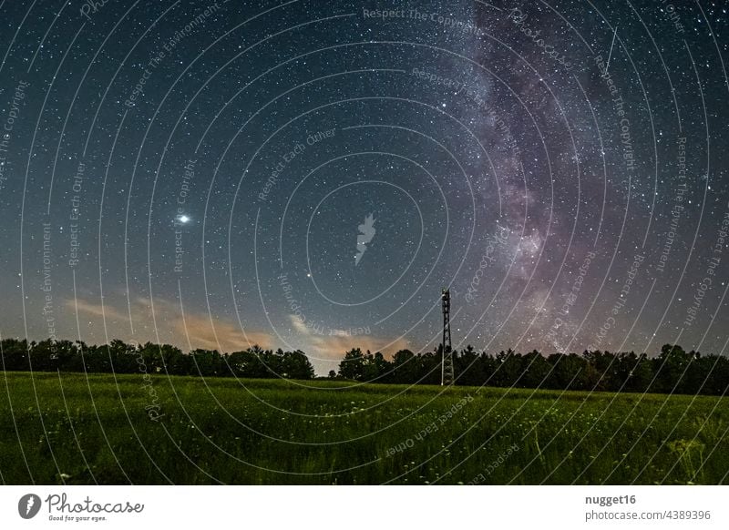 Milchstraße, Venus und Meteor über einem Wald Milchstrasse Nacht Stern Außenaufnahme Himmel Nachthimmel Farbfoto Menschenleer Landschaft Langzeitbelichtung