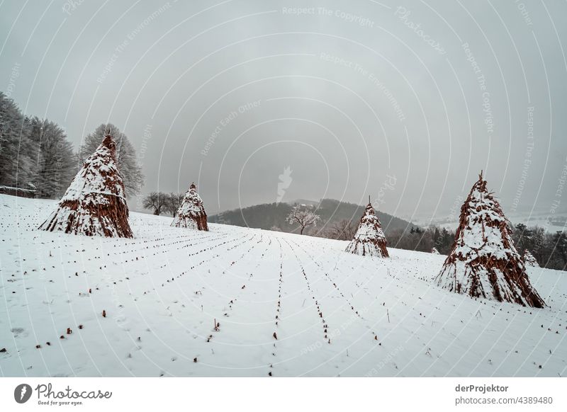 Blick auf schneebedeckten Hügel I Schneelandschaft Bergkette Panorama (Aussicht) Totale Starke Tiefenschärfe Sonnenlicht Lichterscheinung Reflexion & Spiegelung