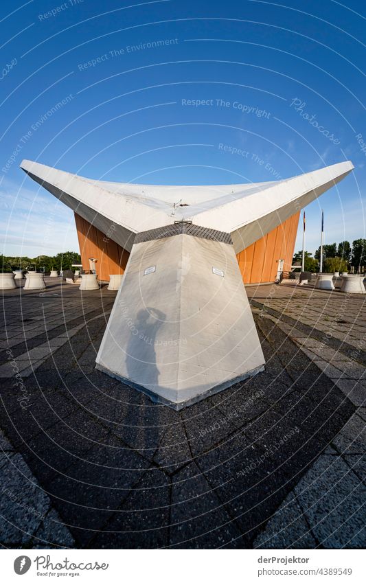 Sonnenaufgang am Haus der Kulturen der Welt Berlin-Mitte Tourismus Textfreiraum Mitte touristisch Stadtleben Kontrast Textfreiraum unten Stadtzentrum