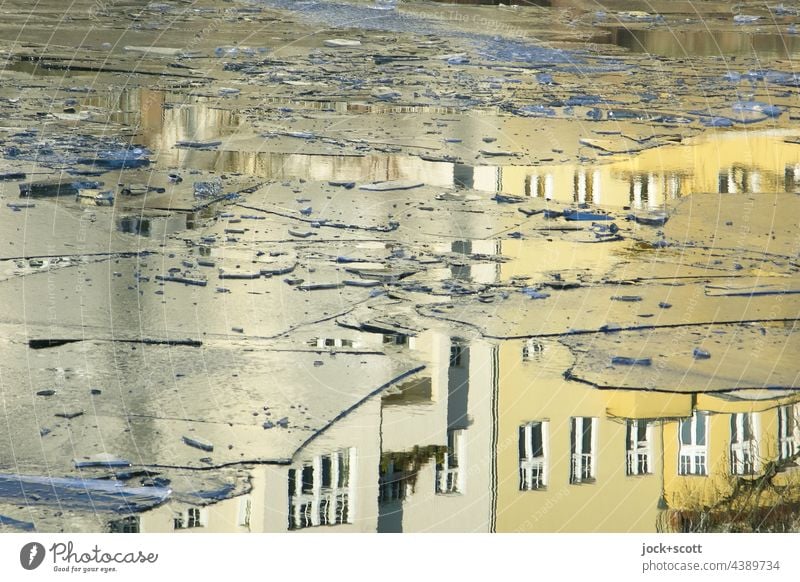 Eisschollen + Hausfassade an einem sonnigen Wintertag kalt gefroren Frost Natur Fluss Bruchstück Strukturen & Formen Treibeis Eisfläche Fassade