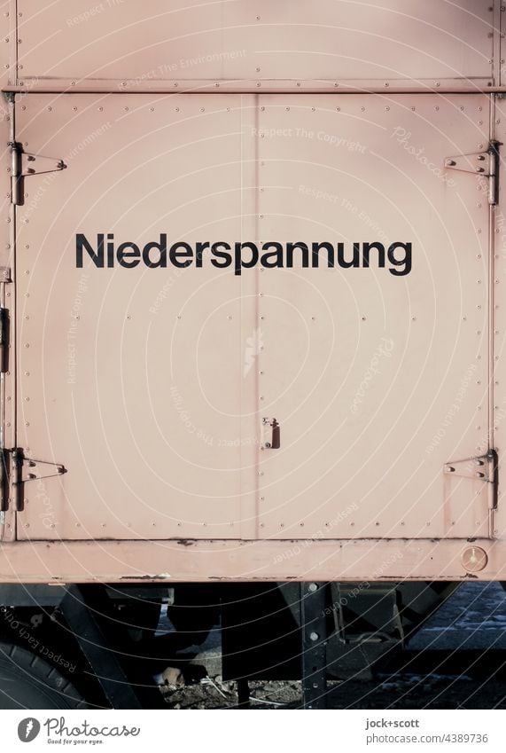 Niederspannung in Metall + auf Rädern Spannung Energie Elektrizität Wort Technik & Technologie Energiewirtschaft Deutsch Station Metalltür verschlossen