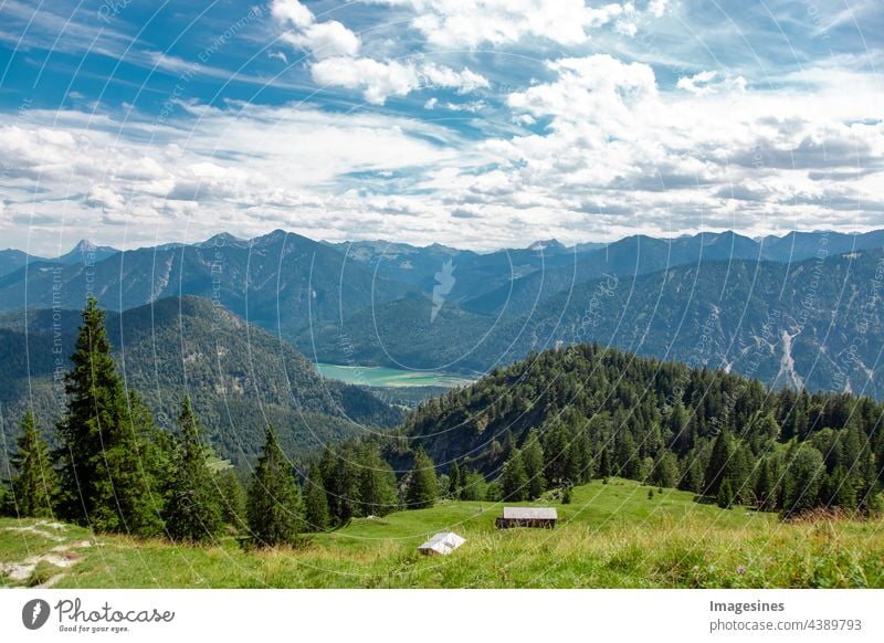 Staffel Alm. Walchensee und der Almhütte - Staffel. Bayerische Voralpen in Deutschland, Europa. Blick vom Staffelberg über den Walchensee abenteuer luftbild alm