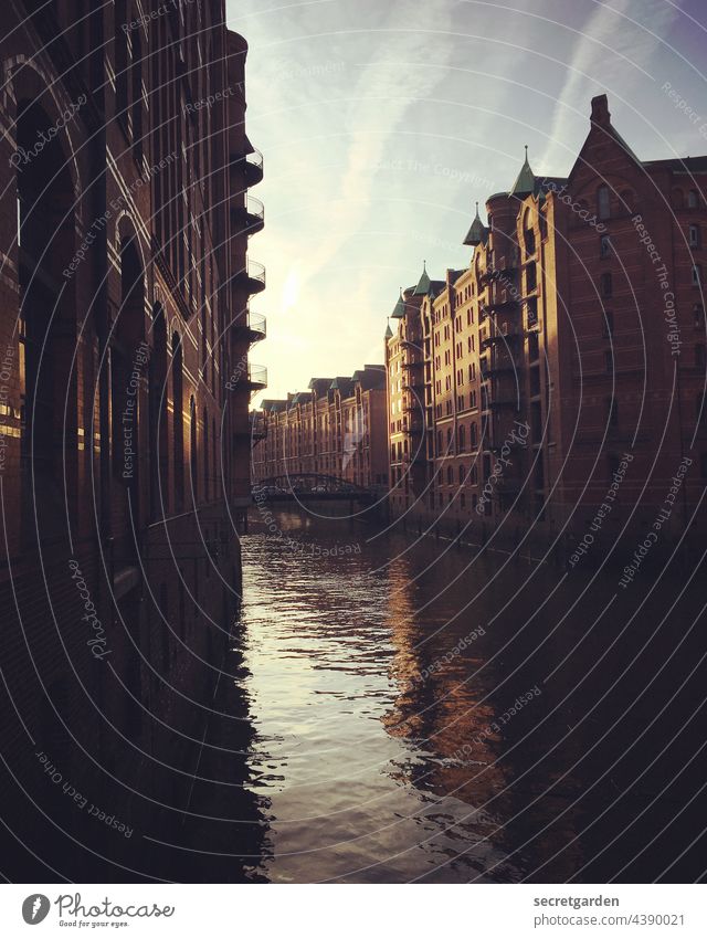 Kanal grande speicherstadt Hamburg Fleet Alte Speicherstadt Architektur alt Wasser Backstein Brücke Deutschland Weltkulturerbe Gebäude Sehenswürdigkeit