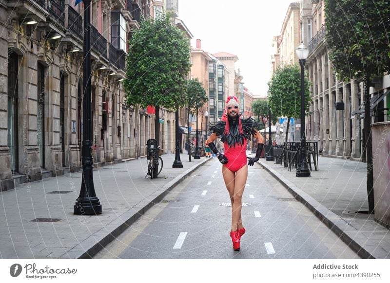 Drag-Queen auf städtischer Straße Mann Drag Queen Tracht Make-up Transgender extravagant Outfit urban Geschlecht anhaben Kopfschmuck Accessoire Feder