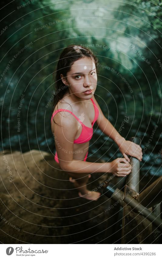 Frau steht in der Nähe von Pool in der Natur Wasser Bikini Reisender Bad Felsen Umwelt Abenteuer jung Erholung Feiertag Sommer Urlaub Tourismus reisen Stein