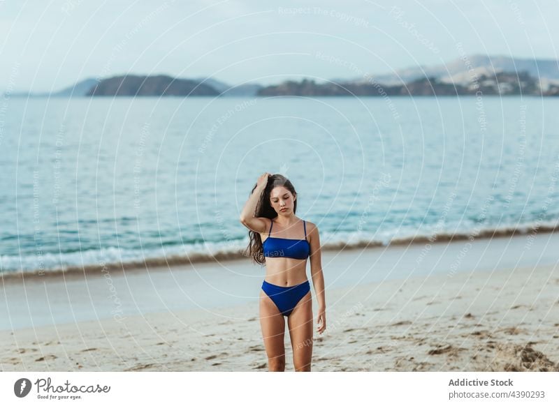 Frau verbringt Sommertag am Strand MEER Meer Bikini Sand allein Natur reisen Urlaub Küste jung Meeresufer Badebekleidung lange Haare brünett Strandbekleidung