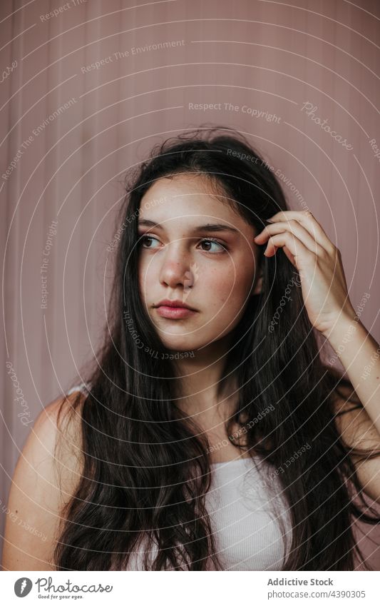 Junge Frau an der Wand stehend verträumt Windstille Teenager ruhig besinnlich brünett allein nachdenklich friedlich jung tausendjährig Top Stil lässig