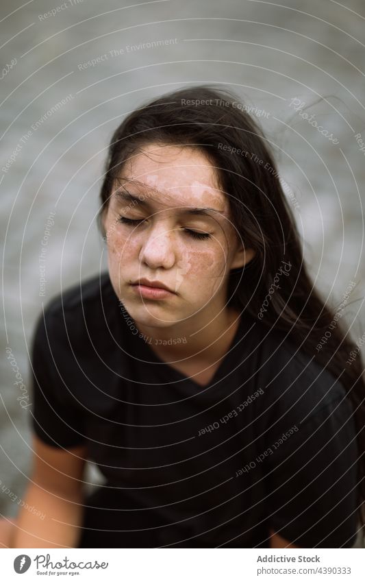 Gelassene Frau mit geschlossenen Augen in der Stadt Gelassenheit Augen geschlossen ruhig Angebot Vorschein Schönheit charmant natürlich Wind Costa Rica