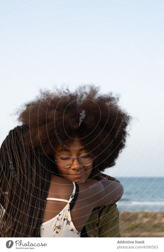 Schwarze Frauen umarmen sich am Strand bester Freund Umarmen Glück Zusammensein Liebe Sommer Freundschaft Partnerschaft Freundin Schwester Umarmung schließen