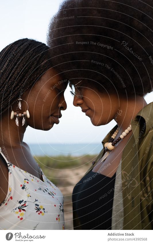 Schwarze Freundinnen genießen die gemeinsame Zeit am Strand Frauen bester Freund Zusammensein schließen Partnerschaft Sommer Stil Freundschaft jung schwarz