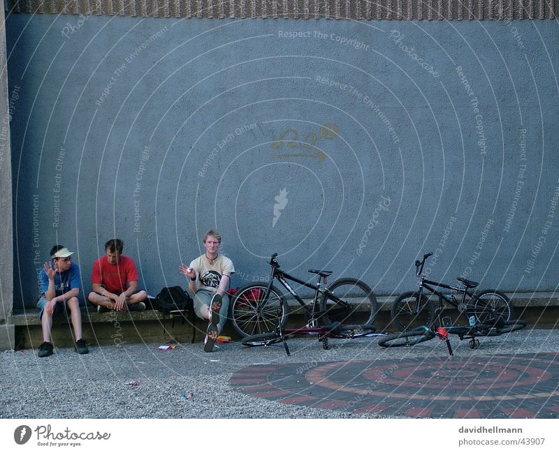 Chill out Lyon Freundschaft Erholung Fahrrad Wand Menschengruppe BMX Blick